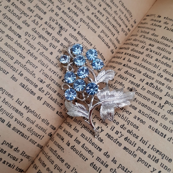 Vintage Lisner grape cluster pin brooch - Picture 3 of 10